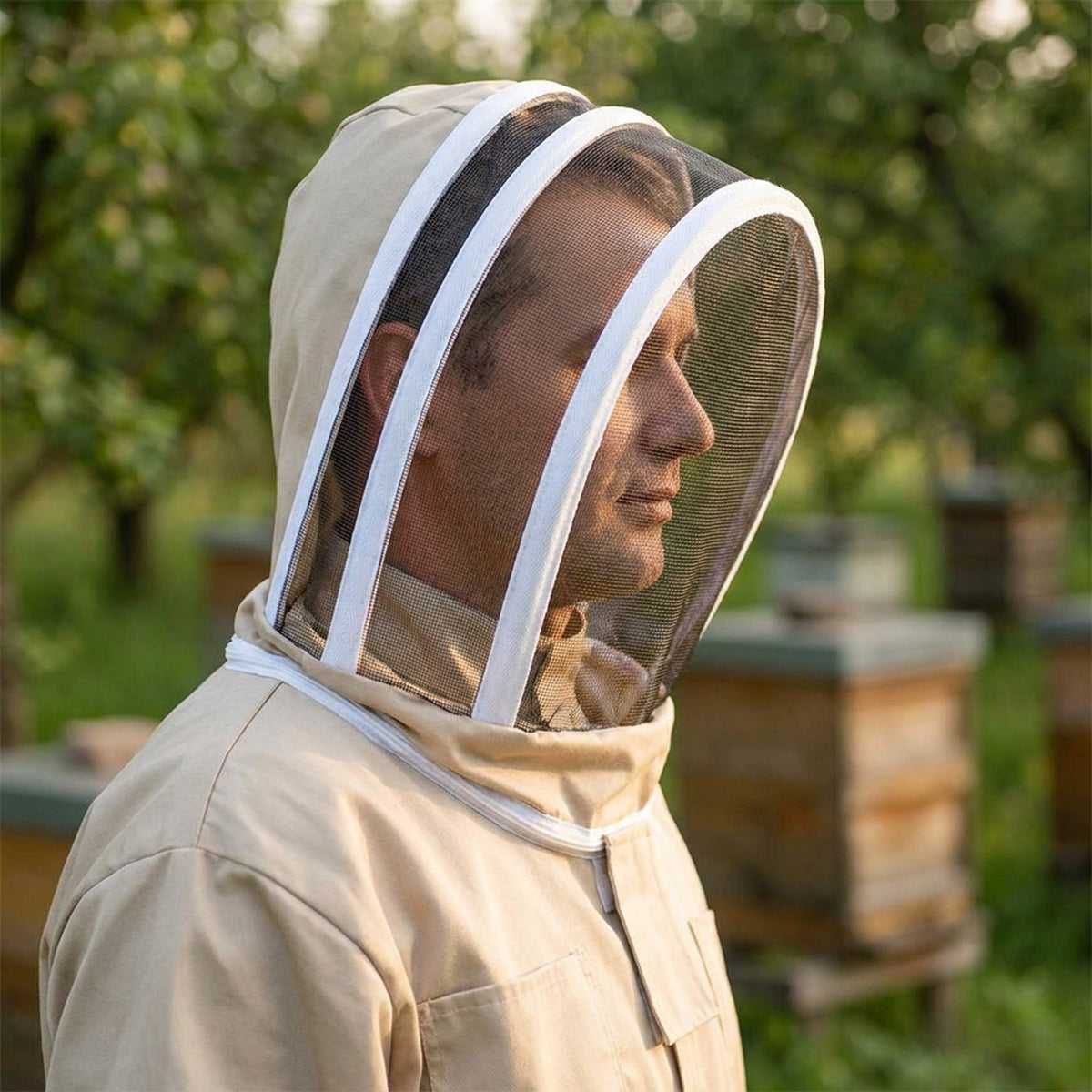 Professional Full-Body Beekeeping Suit with Ventilation and Protective Gloves – Durable Safety Outfit for Beekeepers and Outdoor Apiary Work