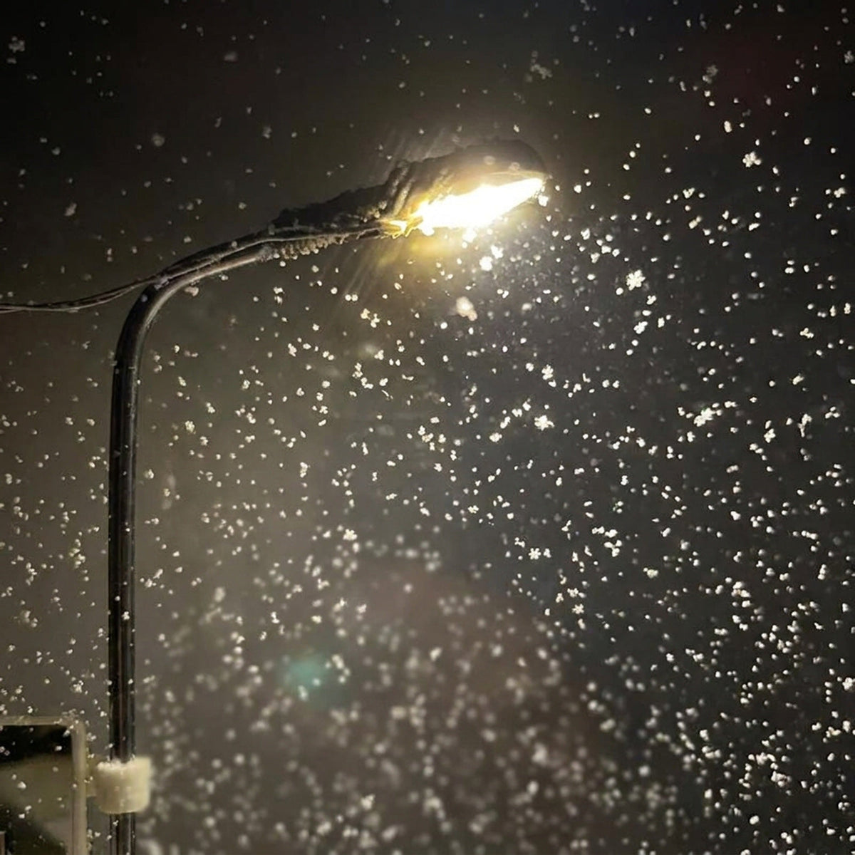 Snowy Scene Night Lights – DIY Christmas Street Lamp with Flowing Snow Effect for Magical Holiday Desktop Décor