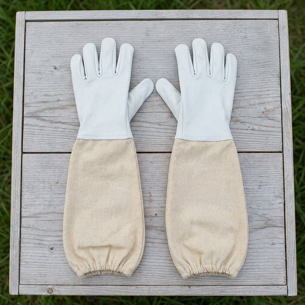 Professional Full-Body Beekeeping Suit with Ventilation and Protective Gloves – Durable Safety Outfit for Beekeepers and Outdoor Apiary Work