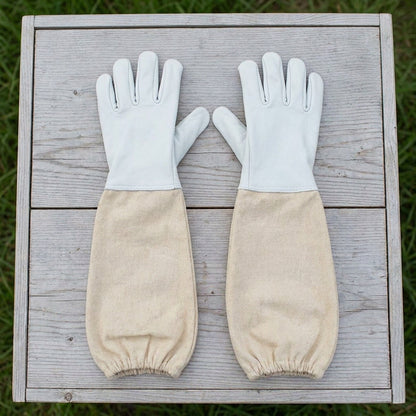 Professional Full-Body Beekeeping Suit with Ventilation and Protective Gloves – Durable Safety Outfit for Beekeepers and Outdoor Apiary Work