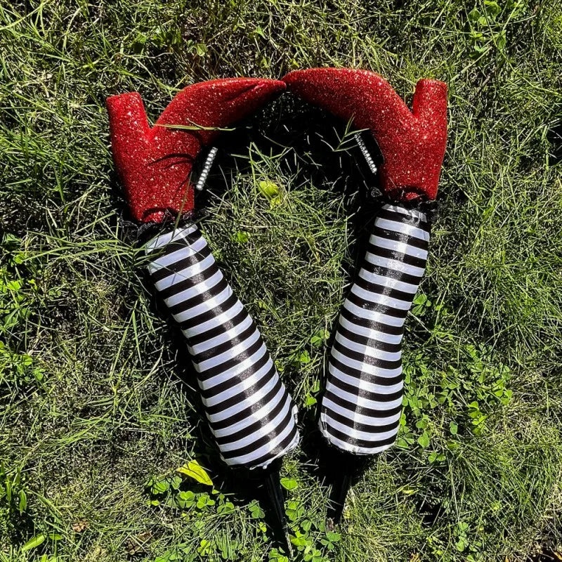 Halloween Witch Legs Yard Props – 2pcs Upside-Down Wizard Feet with Boot Stakes for Front Lawn Outdoor Party Decoration