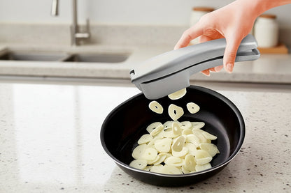 Heavy-Duty Aluminum Garlic Press & Chopper – 2-in-1 Manual Crusher with Cleaning Sheets for Efficient Kitchen Food Preparation