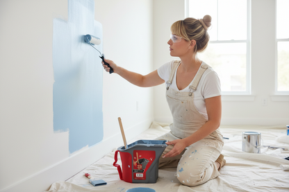 Quart Pelican Paint Bucket with Brush Magnet- Easy-Grip Handheld Painting Tool for Efficiency and Reduced Mess