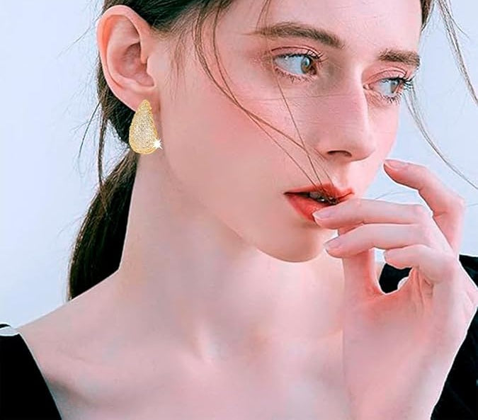 Glossy Waterdrop Zircon Earrings – Lightweight Chunky Gold or Silver Hoops with Hollow Design for Trendy Women’s Fashion Jewelry Looks