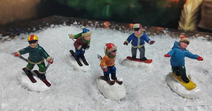 Snow Village Christmas Vacation Figurine – Clark’s End Run 5.9” Lit Scene Collectible Holiday Decoration, Multicolor Display Piece