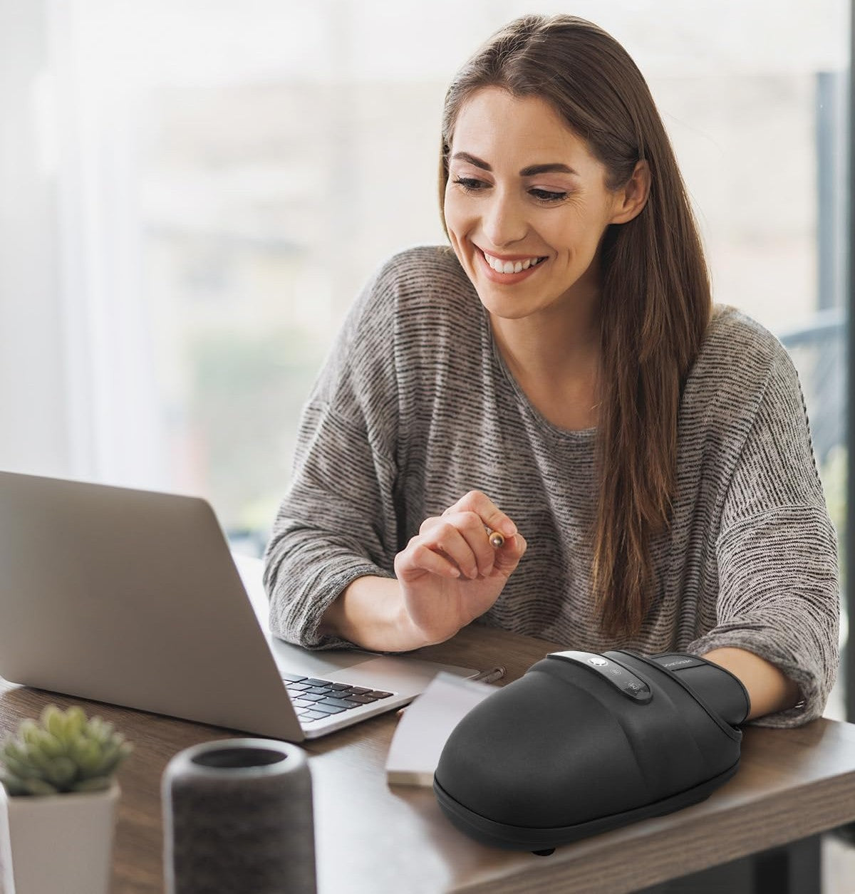 Wireless Hand Massager with Air Compression – Hot Compress Massager Soothes Fingers, Eases Arthritis Pain, and Relaxes Palm Muscles