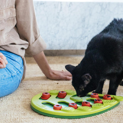 Green Leaf-Shaped Cat Puzzle Bowl – Interactive, Cross-Boarder Slow Feeder for Mentally Stimulating and Healthy Eating Habits