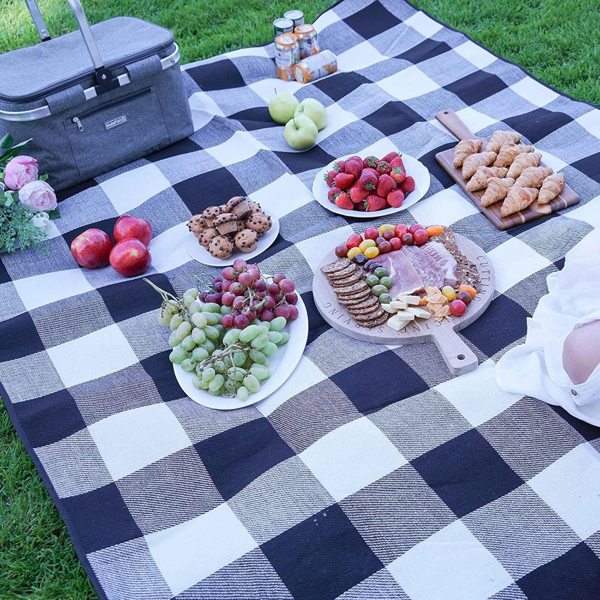 Waterproof Foldable Picnic Blanket – Extra Large 3-Layer Outdoor Blanket for Camping, Beaches, Parks, Grass, or Indoors, Comfortable and Portable Travel Essential
