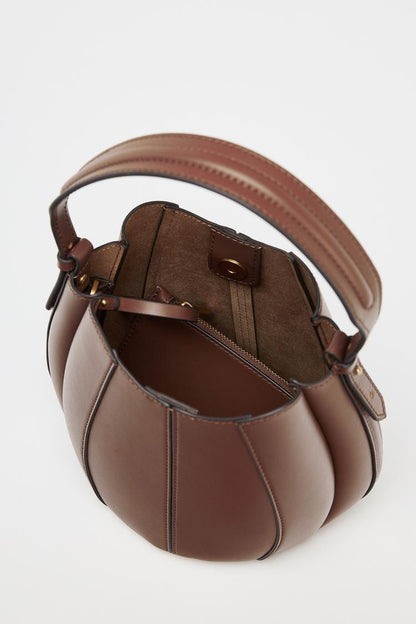 Luxury Designer Bucket Bag – Fashionable Crossbody Handbag with Detachable Wallet Pocket for Everyday Chic