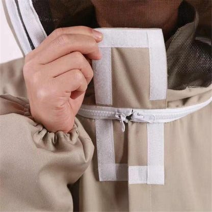 Professional Full-Body Beekeeping Suit with Ventilation and Protective Gloves – Durable Safety Outfit for Beekeepers and Outdoor Apiary Work