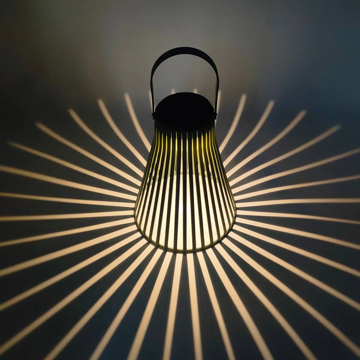 Solar Rattan Hanging Lamp – Waterproof Outdoor Projection Light for Gardens, Villas, Balconies, Camping and Patios with Warm Decorative Atmosphere