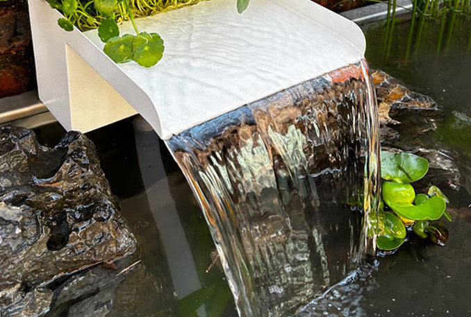 Artificial Rockery Water Fountain – Circulating Pool Feature with Pump, Waterfall Outlet and Filtration System for Gardens, Patios and Decorative Landscapes