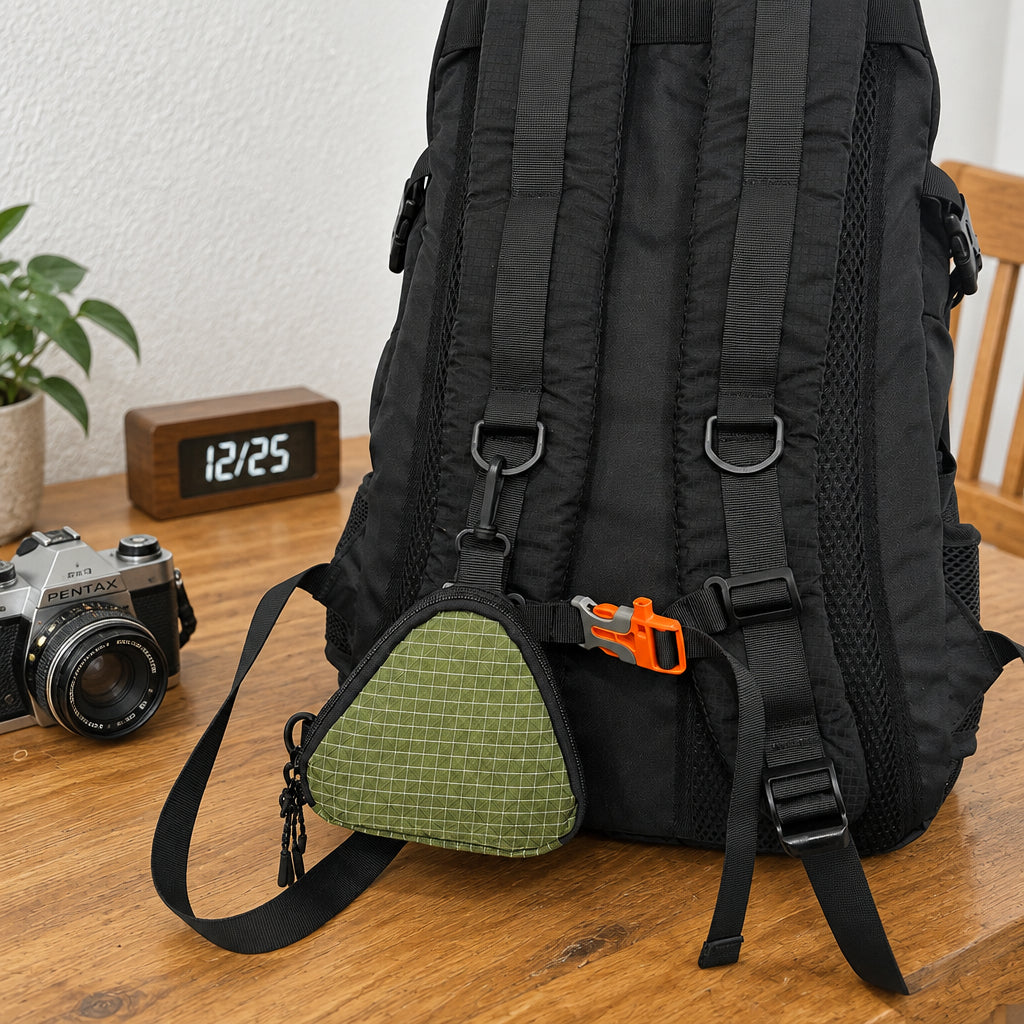 Japanese-Style Men’s Shoulder Bag – Compact Contrast Triangle Crossbody Pouch for Headphones, Keys, Workwear Outfits and Casual Everyday Carry