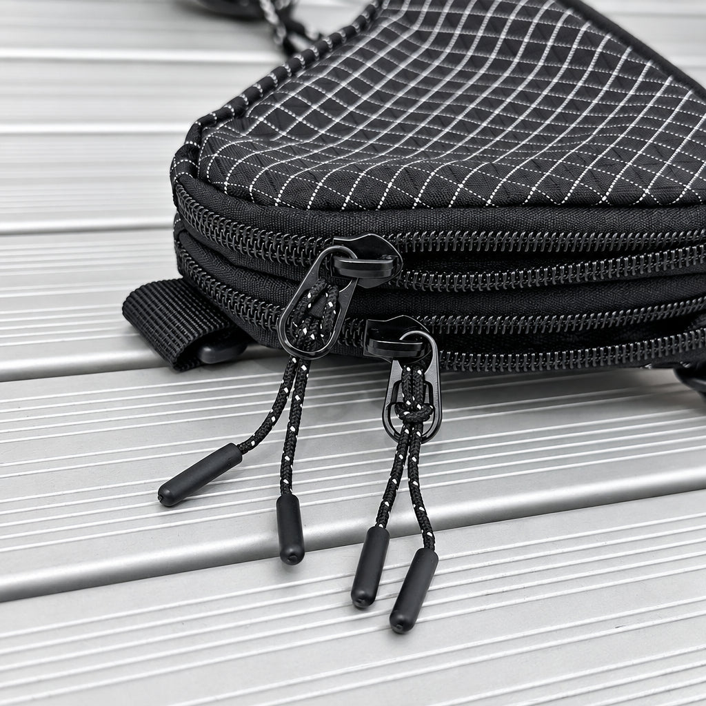 Japanese-Style Men’s Shoulder Bag – Compact Contrast Triangle Crossbody Pouch for Headphones, Keys, Workwear Outfits and Casual Everyday Carry