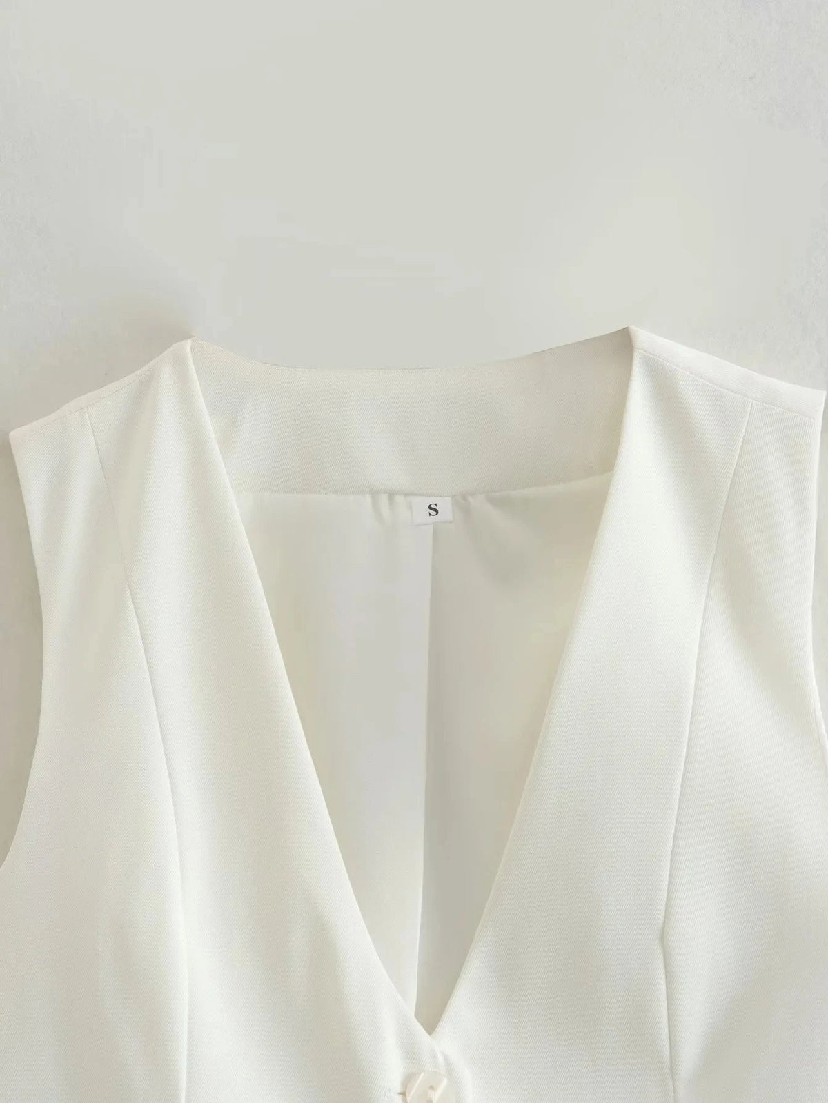 Chic V-Neck Sleeveless Vest – Elegant Women’s Single-Breasted White Waistcoat Top for Stylish Office or Casual Spring Outfits