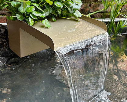 Artificial Rockery Water Fountain – Circulating Pool Feature with Pump, Waterfall Outlet and Filtration System for Gardens, Patios and Decorative Landscapes