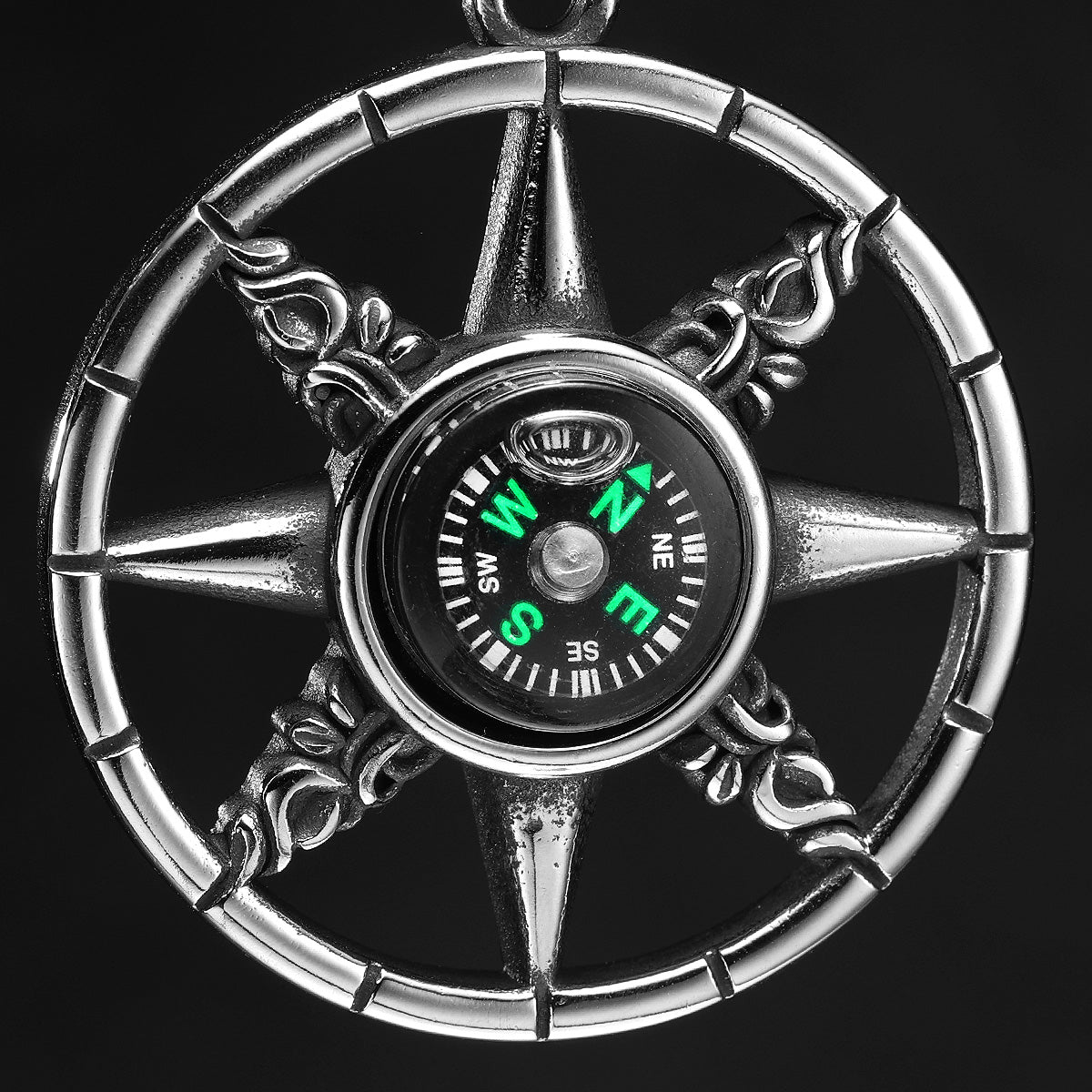Vintage Men’s Compass Pendant Necklace – Stainless Steel Round Compass Jewelry for Travel-Inspired Street Style Accessories