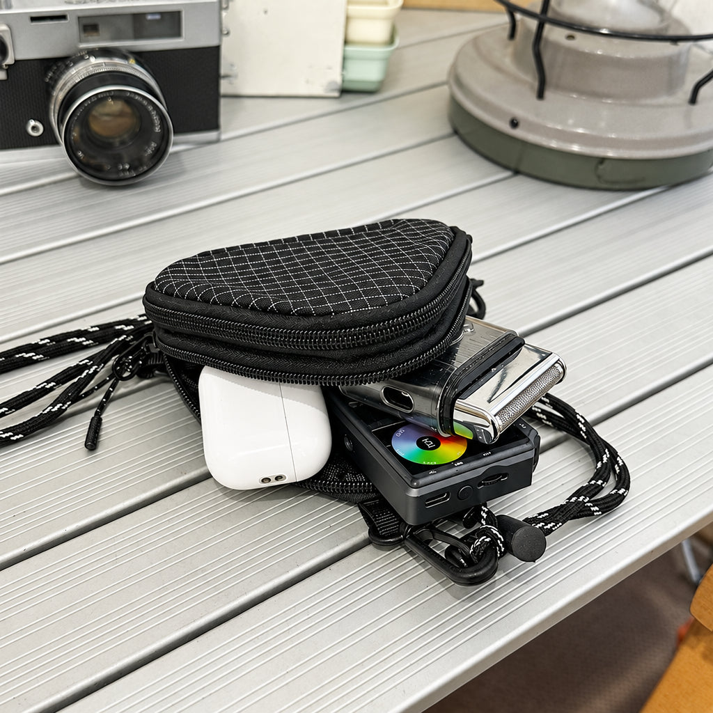 Japanese-Style Men’s Shoulder Bag – Compact Contrast Triangle Crossbody Pouch for Headphones, Keys, Workwear Outfits and Casual Everyday Carry