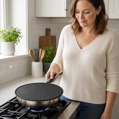 Silicone Kitchen Splatter Screen – Heat-Resistant Oil Splash Guard with Handle and Drain Board Function for Safer, Cleaner Frying and Cooking
