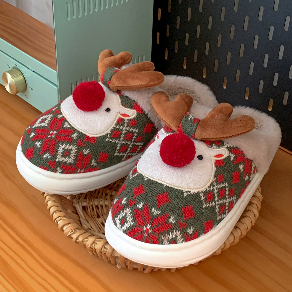 Women's Christmas Cartoon Slippers -Cozy Winter Indoor House Shoes with Cute Deer Design, Non-Slip Cotton Warm Slippers for Holiday Home Wear