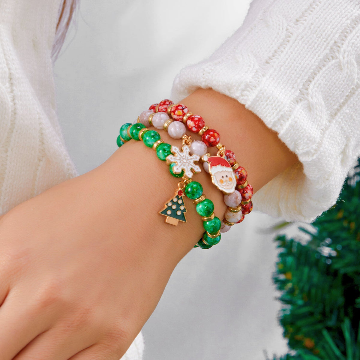 Enchanting Santa Bead Bracelet Set – Colorful Elastic Christmas Jewelry for Women, Holiday Reindeer Bracelets for Festive Outfits & Gifting