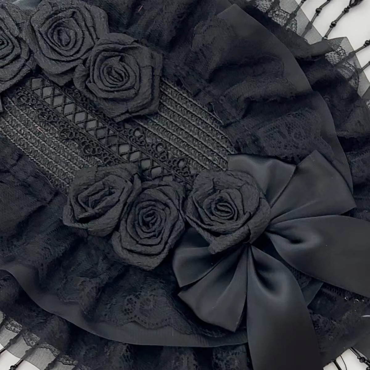 Gothic Halloween Cosplay Hat – Black Lace Cap with Pearl Tassels, Bow & Feather Details for Girls, Costume Parties and Photo Props