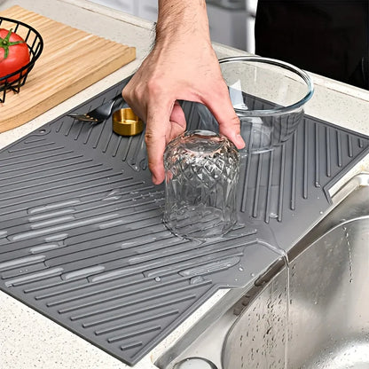 Kitchen Dish Drying Silicone Mat – Raised Stripe Design with Drainage Outlet, Non-Slip Countertop Sink Pad, Heat-Resistant Tableware Drying and Insulating Mat for Kitchens