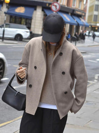 Trendy, loose-fitting jacket with button closure for women