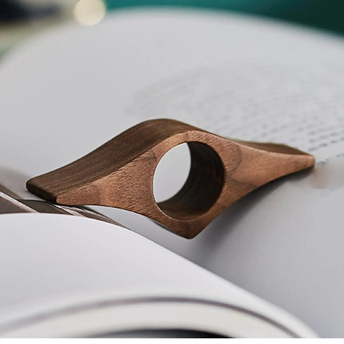 Natural Solid Wood Thumb Book Holder – One-Handed Reading Support, Perfect Gift for Book Lovers